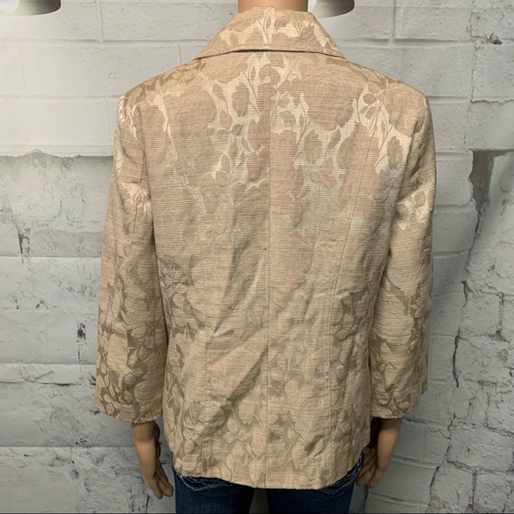 Elegant Beige Floral Blazer - Picture 2 of 4